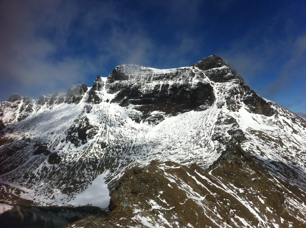 Vorderer Geiselkopf mit Weißgerber-Biwak an der Feldseescharte (M. Cremer)